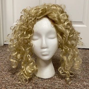 Elura blonde wig- curly mid width